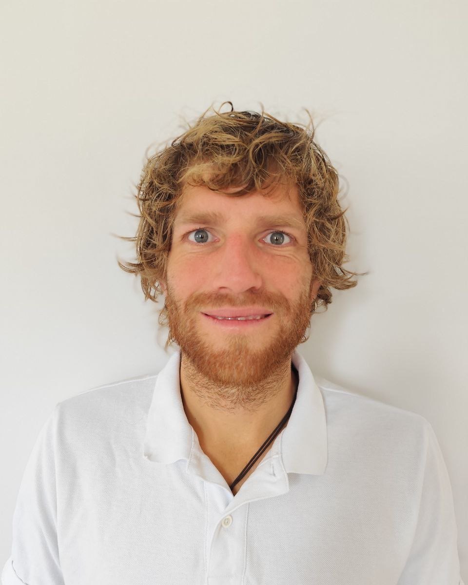 Jonathan Vaishnava Kaelo Keidel, Porträt vor hellem Hintergrund